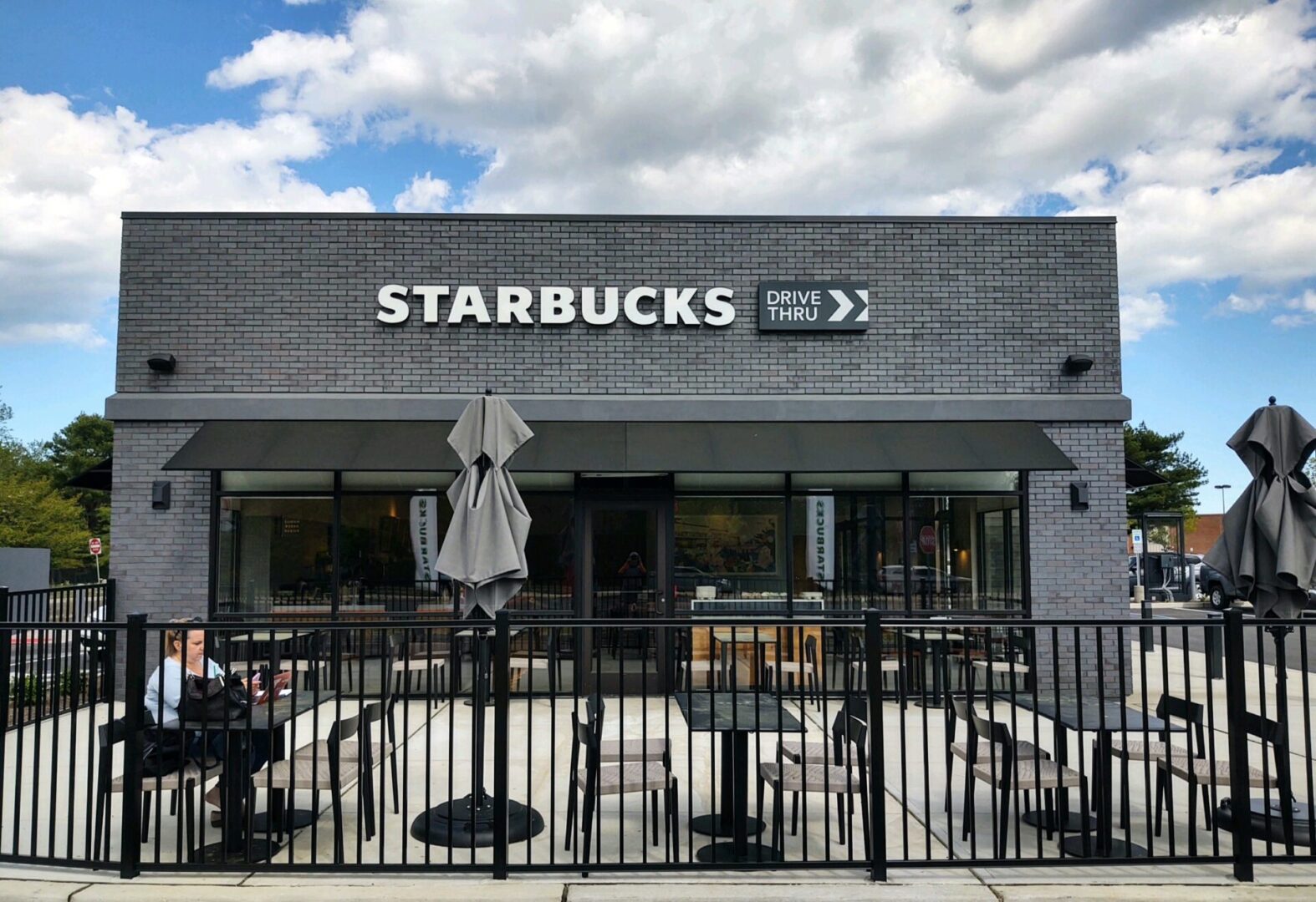 A Starbucks with outdoor seating